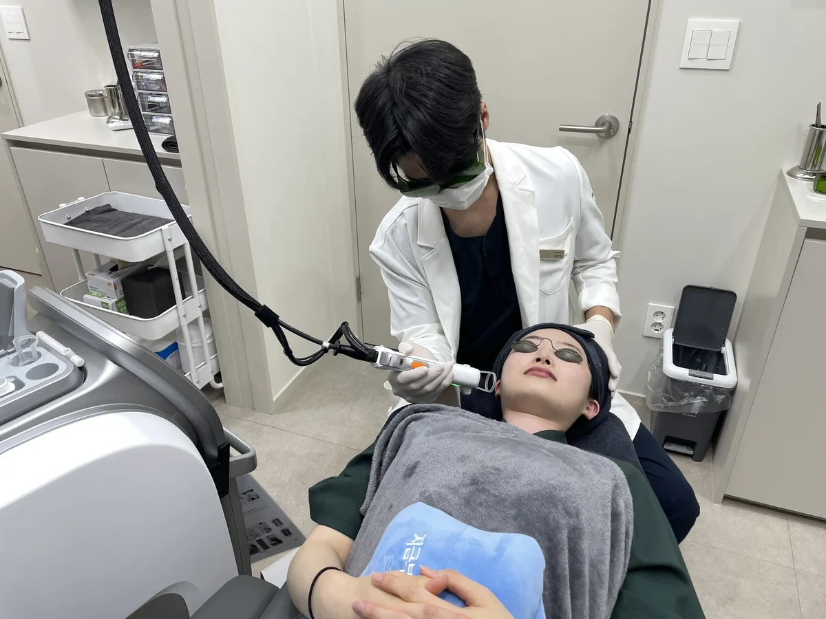 Dr. Yoon-Gon Ryu performing Korean glass skin treatment at RE:BERRY Gangnam Aesthetic Clinic — Rejuran Healer and skin booster injection Seoul