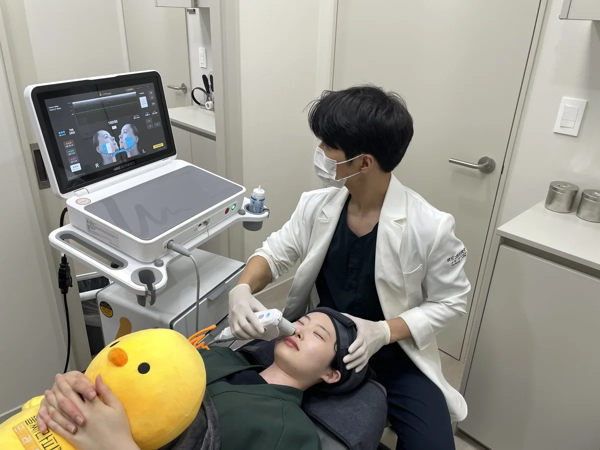 Dr. Yoon-Gon Ryu performing non-surgical lifting treatment at RE:BERRY Gangnam Aesthetic Clinic — Ultherapy Prime and Thermage FLX specialist Seoul
